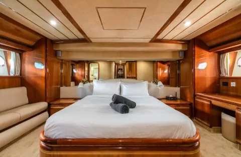 Яхта FERRETTI 80FT SOFIA