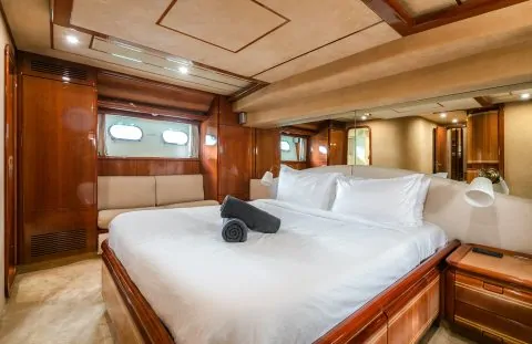 Яхта FERRETTI 80FT SOFIA