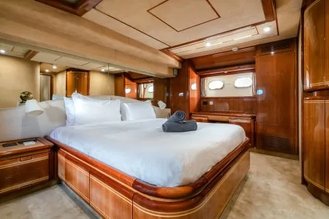 Яхта FERRETTI 80FT SOFIA
