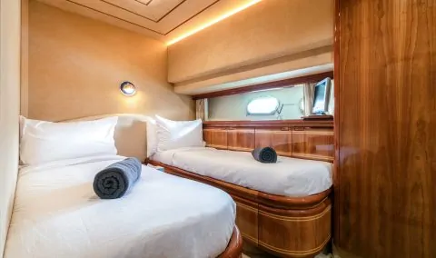 Яхта FERRETTI 80FT SOFIA