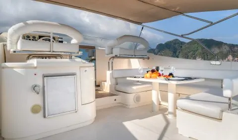 Яхта FERRETTI 80FT SOFIA