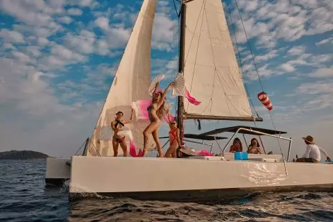 Прогулка на парусном катамаране: Coconut island и Koh Rang Yai